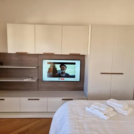 Vittoria Al Lago 데센자노델가르다